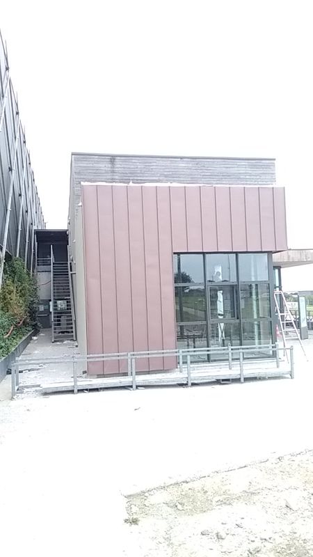 En cours de finition, le zinc est posé et une entreprise de couverture viendra mettre en place les couvertines