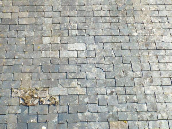 Ardoises cassées, tuiles tombées, gouttières bouchées, infiltrations