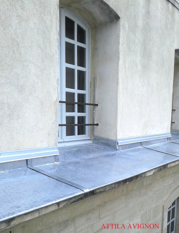 Entablement en zinc sur corniche en pierre