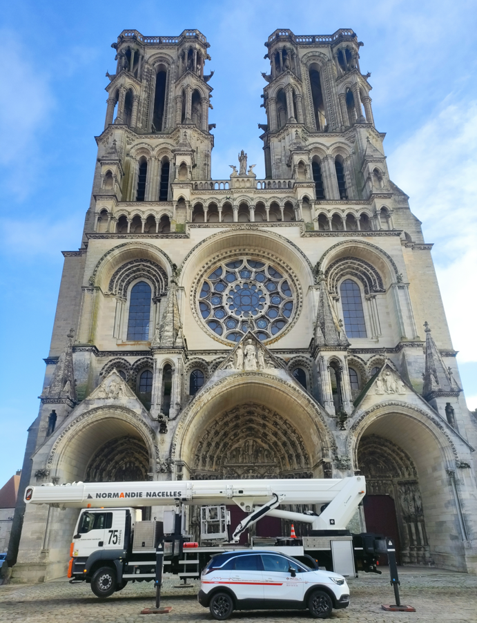 Installation nacelle avec l'équipe d'Attila Saint-Quentin devant la Cathédrale de Laon