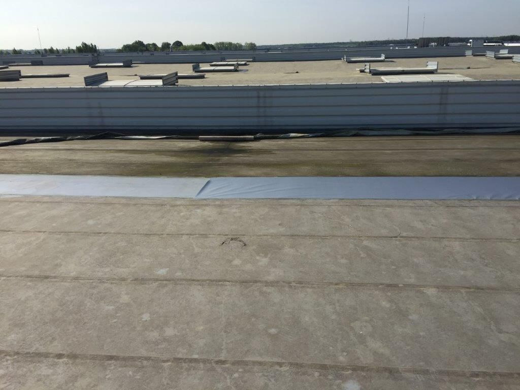 Remplacement-membrane-M0-sur-toiture-industrielle-Brie-Comte-Robert-77