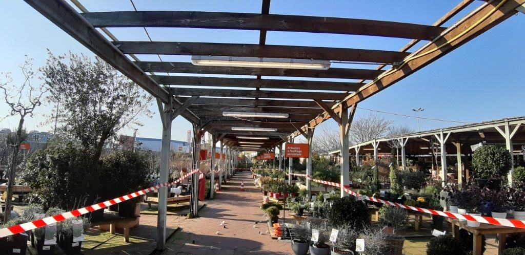 Dépose-plaques-translucides-toit-industriel