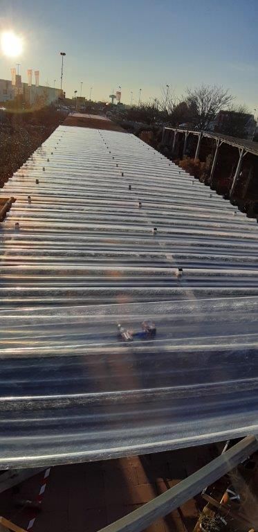 Remplacement-plaques-translucides-toit-industriel