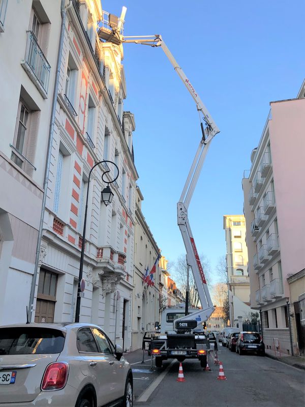 Intervention avec nacelle rue Alquié Vichy