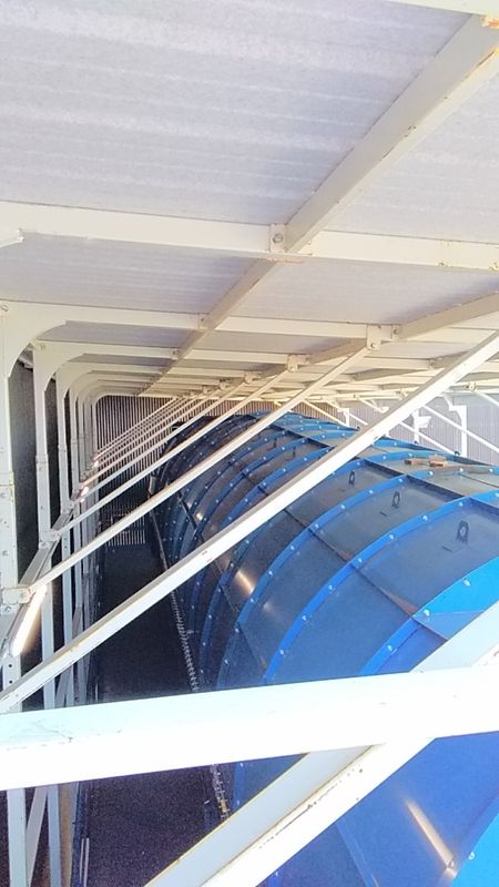 les plaques sont solidement  fixées à la structure