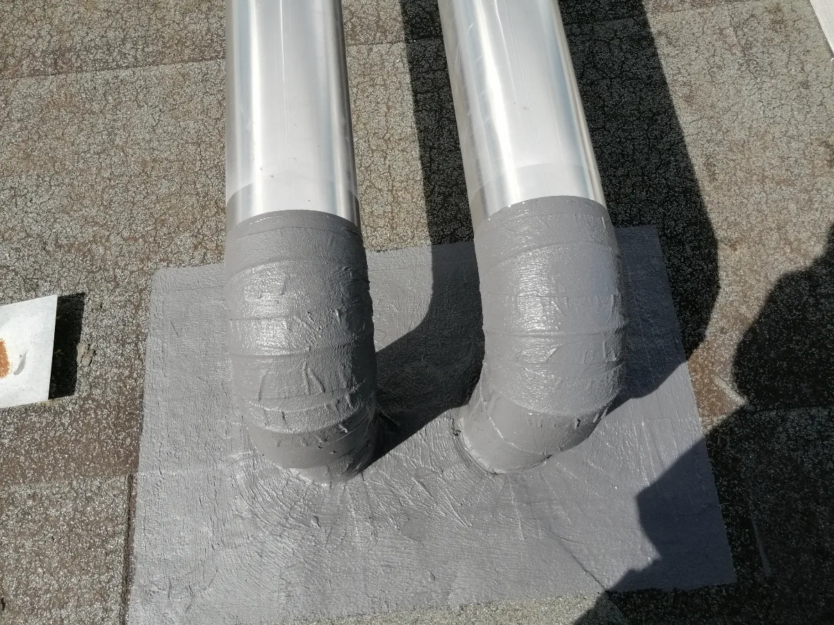 Étanchéité toiture à Angoulême – application résine bicouche Application de deux couches de résine d’étanchéité à Angoulême pour protéger durablement une toiture