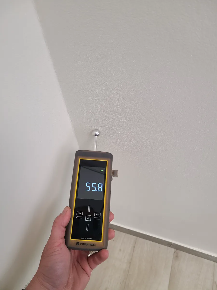 Diagnostic d’infiltration toiture à Angoulême Diagnostic de fuite toiture à Angoulême – appareil TROTEC mesurant 55,8 % d’humidité lors d’une infiltration.