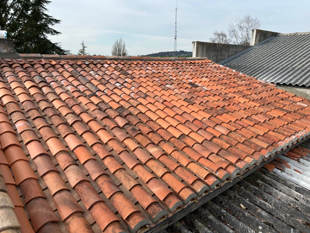 Toiture avec des risques d'infiltrations des fuites de toiture à Soyaux 16800