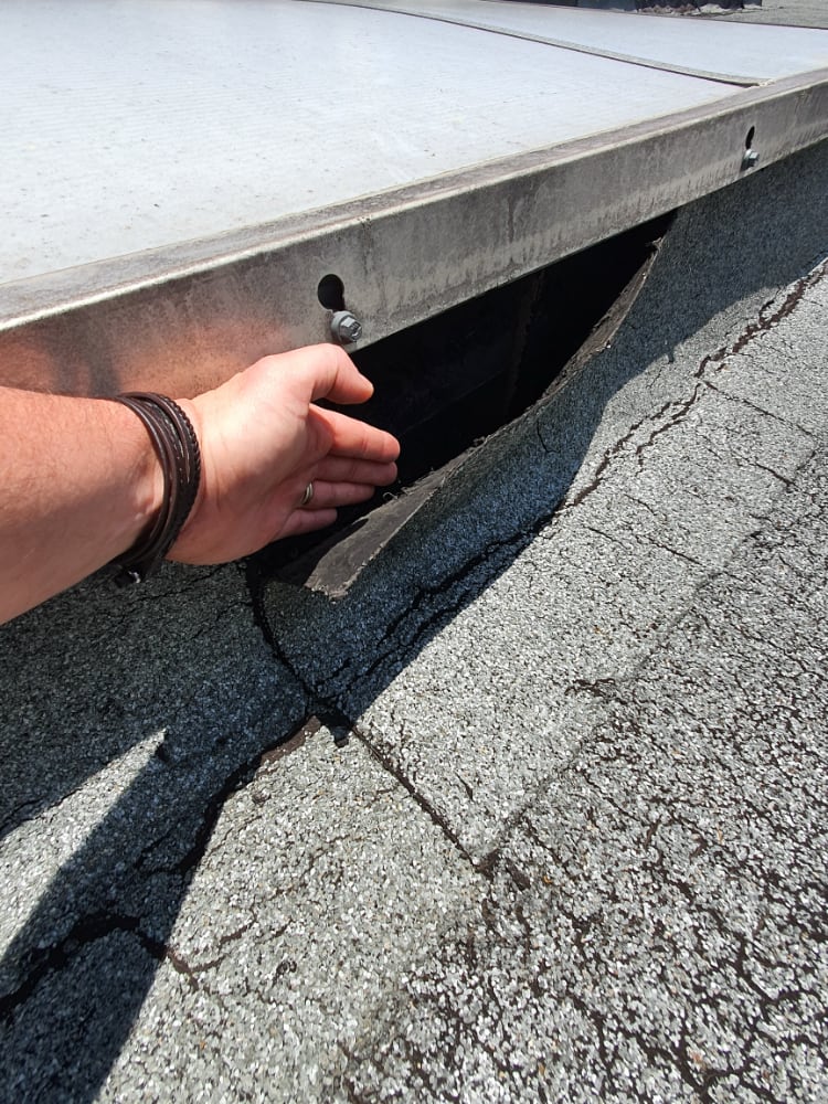 Défaut d'étanchéité toit bitumé entreprise à Châteaubernard Cognac Toit bitumé d'une entreprise à Châteaubernard Cognac abîmé