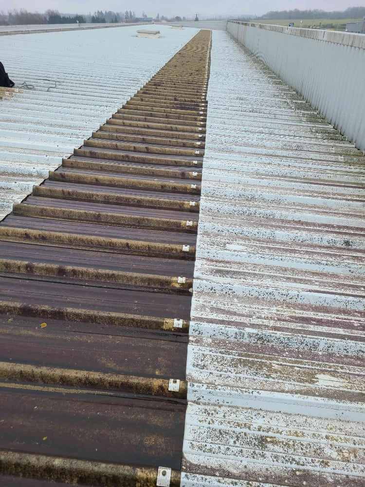 En entreprise les plaques translucides de toit souvent percées à Châteaubernard après la grêle plaques de toit translucides percées à Châteaubernard Cognac