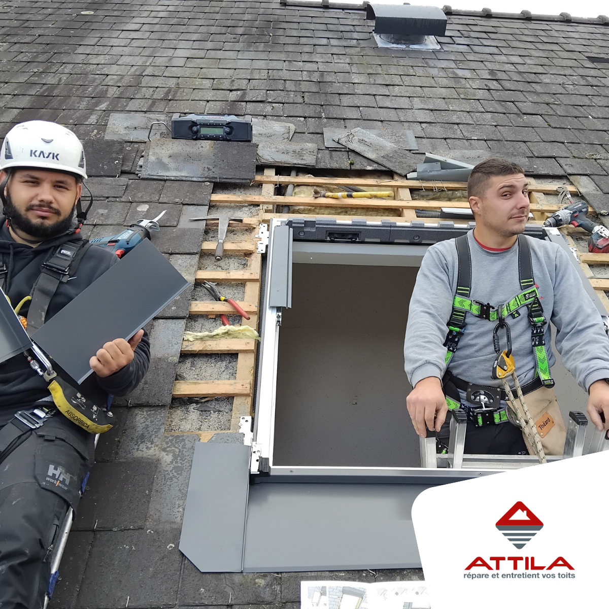 Techniciens en intervention sur un toit en ardoise