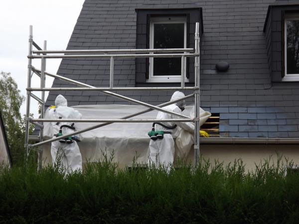 Les couvreurs d'ATTILA SYSTEME retirant des ardoises amiantées en toute sécurité