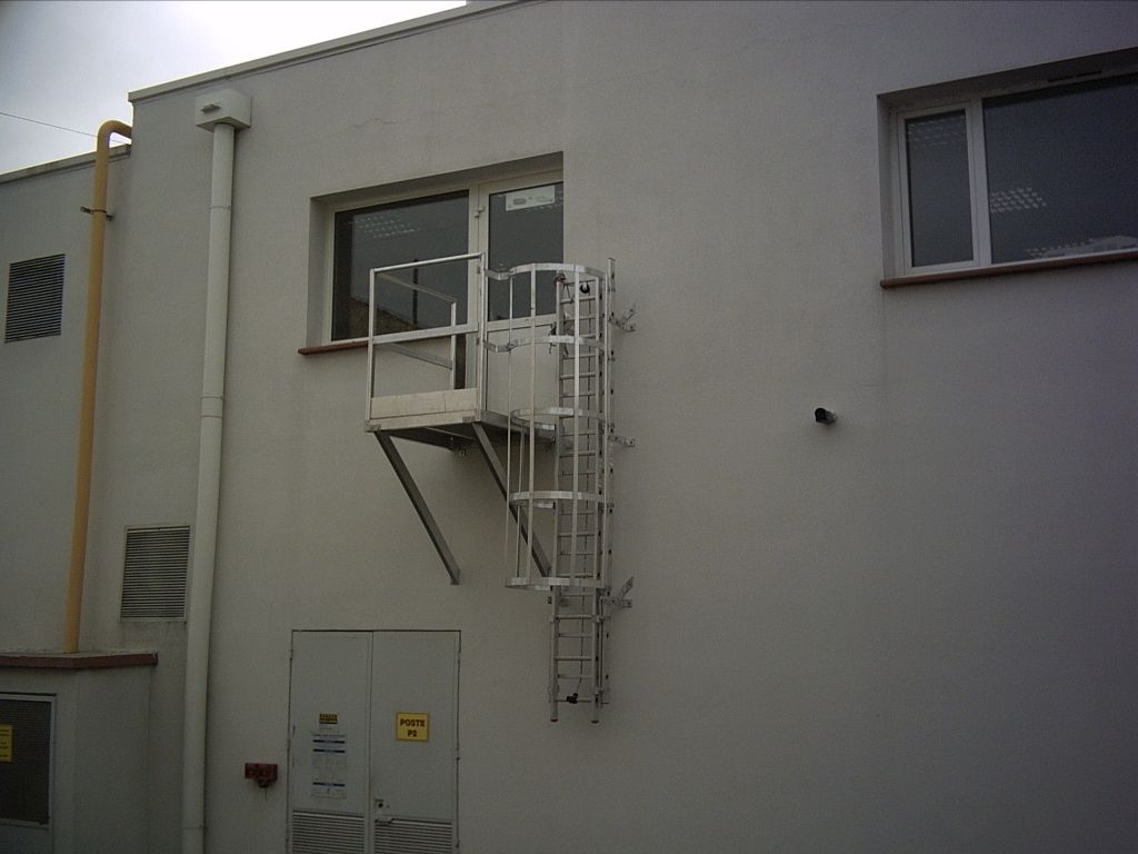 Issue-secours-echelle-crinoline-Lyon