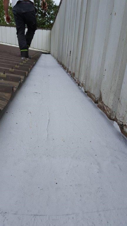 pose de résine liquide sur toiture industrielle